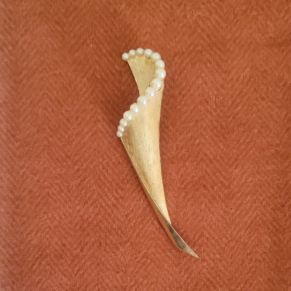 Trifari Gold Toned Pearl Brooch - Picture 2 of 4
